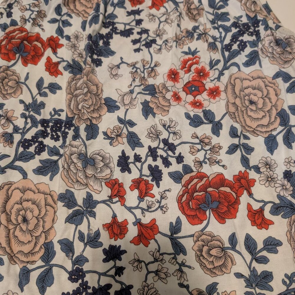 Loft Sleeveless Blouse, White with Floral Print, Banded Hem. Size Small Petite - Picture 2 of 9